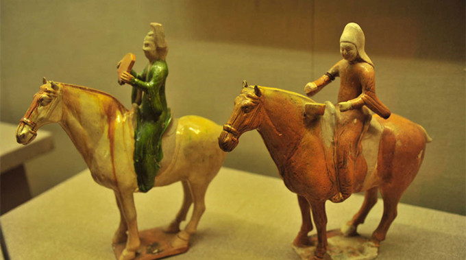 Figurillas de la dinastía Tang de artistas a caballo.