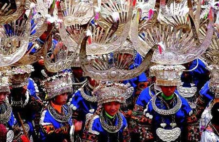Vestido de Grupos Étnicos Chinos: Adornos y Mitología