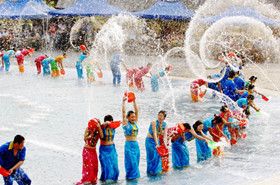 Fiesta Salpicaduras de Agua de la Etnia Dai