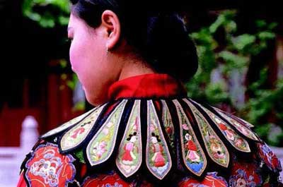 Vestido de Grupos Étnicos Chinos: Chal y Cubierta de Espalda