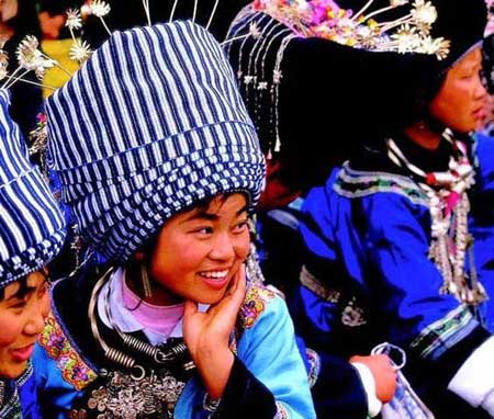 Vestido de Grupos Étnicos Chinos: Gorras con Significados