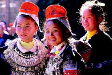 Vestido de Grupos Étnicos Chinos: Innumerables Objetos Ornamentales