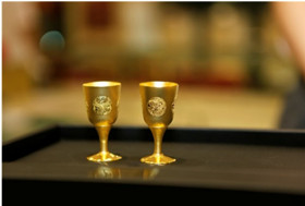 recipientes de oro, Copas de Vino Chino